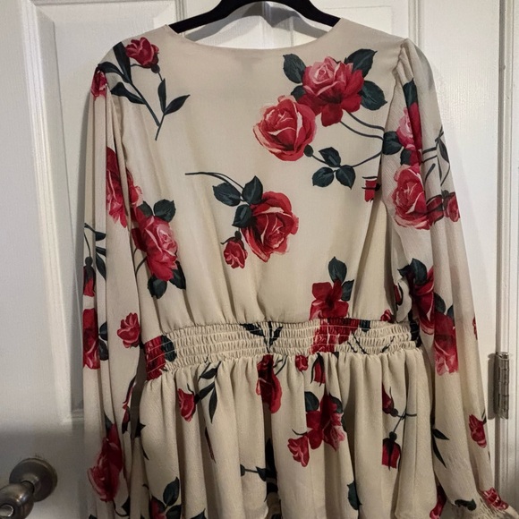 😍Torrid Cream and Red Floral Button-Down Blouse Size 1X - Picture 6 of 7